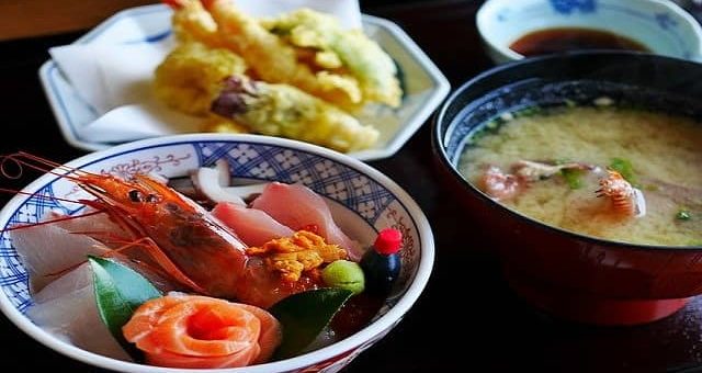Top 10 Shocking Dishes on Which Animals Eaten Alive by Humans